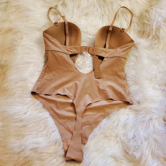 Skims Deep Plunge Thong Shapewear Bodysuit - Clay - Picture 13 of 14